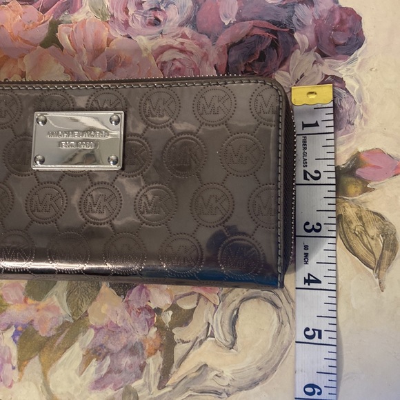 Rare Michael Kors Jet Set clutch. Grey - Picture 10 of 11